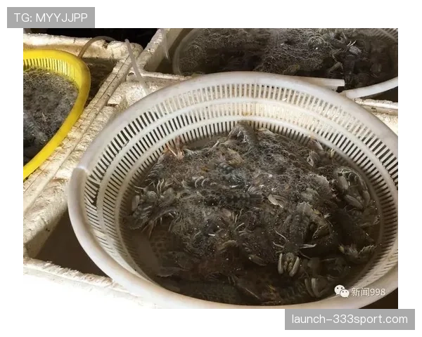 易建联随便拎个菜篮子，手上的那块表直接把排队大妈都变背景